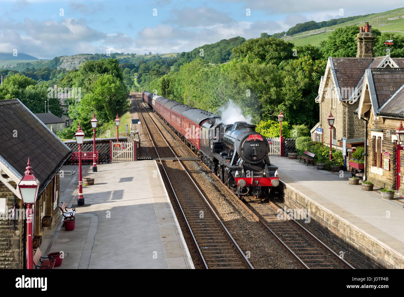 Die Dalesman Dampf spezielle Durchreise Settle Bahnhof an der Bahnstrecke Settle - Carlisle, Yorkshire Dales National Park, UK. Stockfoto