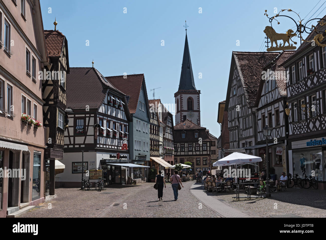 Fußgängerzone im historischen Zentrum von Lohr am Main, Germany.jpg Stockfoto