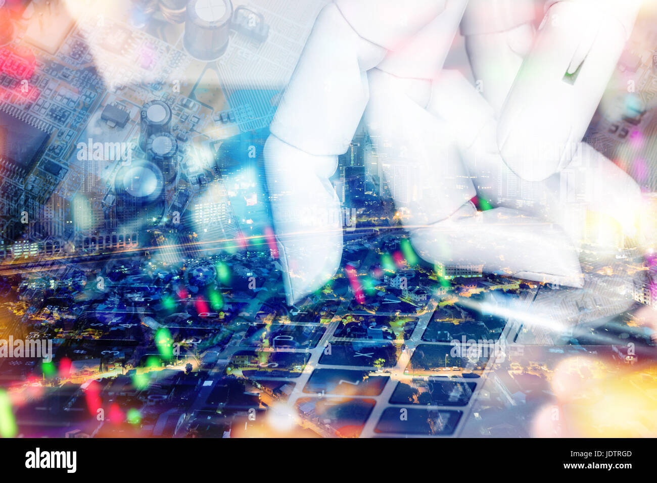 Robo-Berater, Cyber-Kommunikation, Fintech Börse Finanzen Konzept. Selektiven Fokus auf Roboter Finger mit abstrakten Kursdiagramm elektrische circui Stockfoto