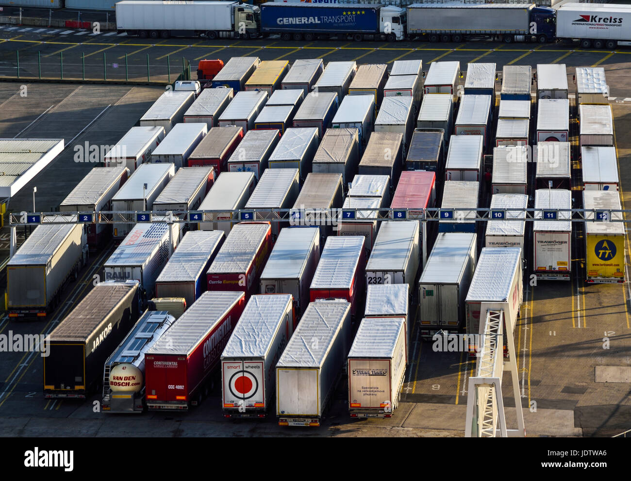 LKW-Queing für eine Fähre im Hafen von Dover, Kent, UK. Stockfoto