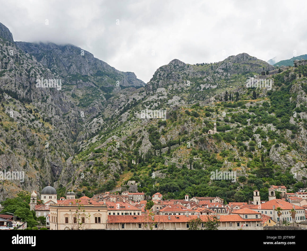 Kotor der ummauerten Stadt in der Bucht von Kotor-Montenegro mit der Stadtmauer und der Liebfrauenkirche Heilmittel oder Gesundheit im Hintergrund Stockfoto