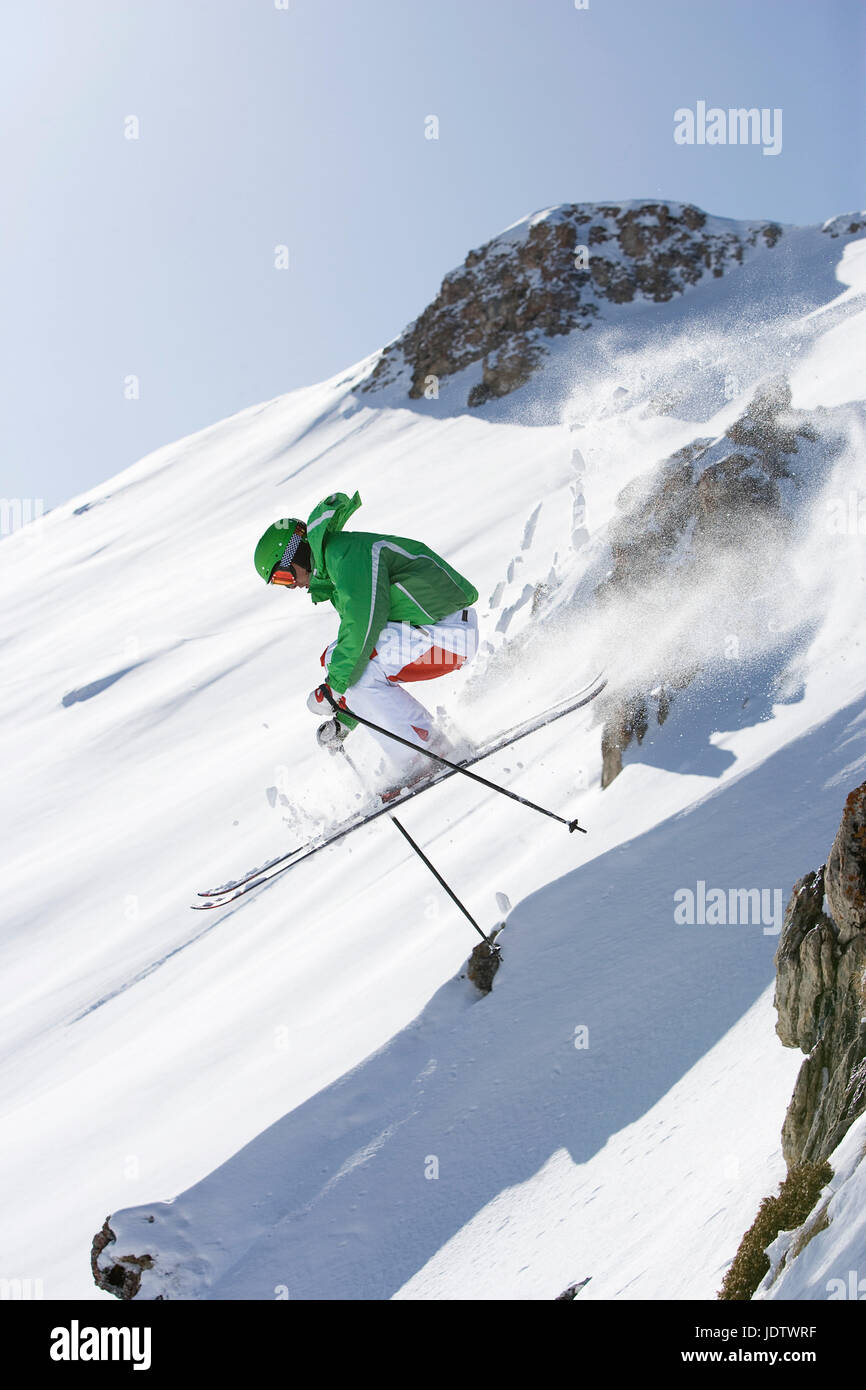 Skifahrer, die von Felsen springt Stockfoto