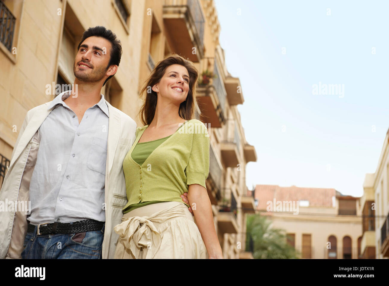 Paar zu Fuß hinunter Stadtstraße Stockfoto