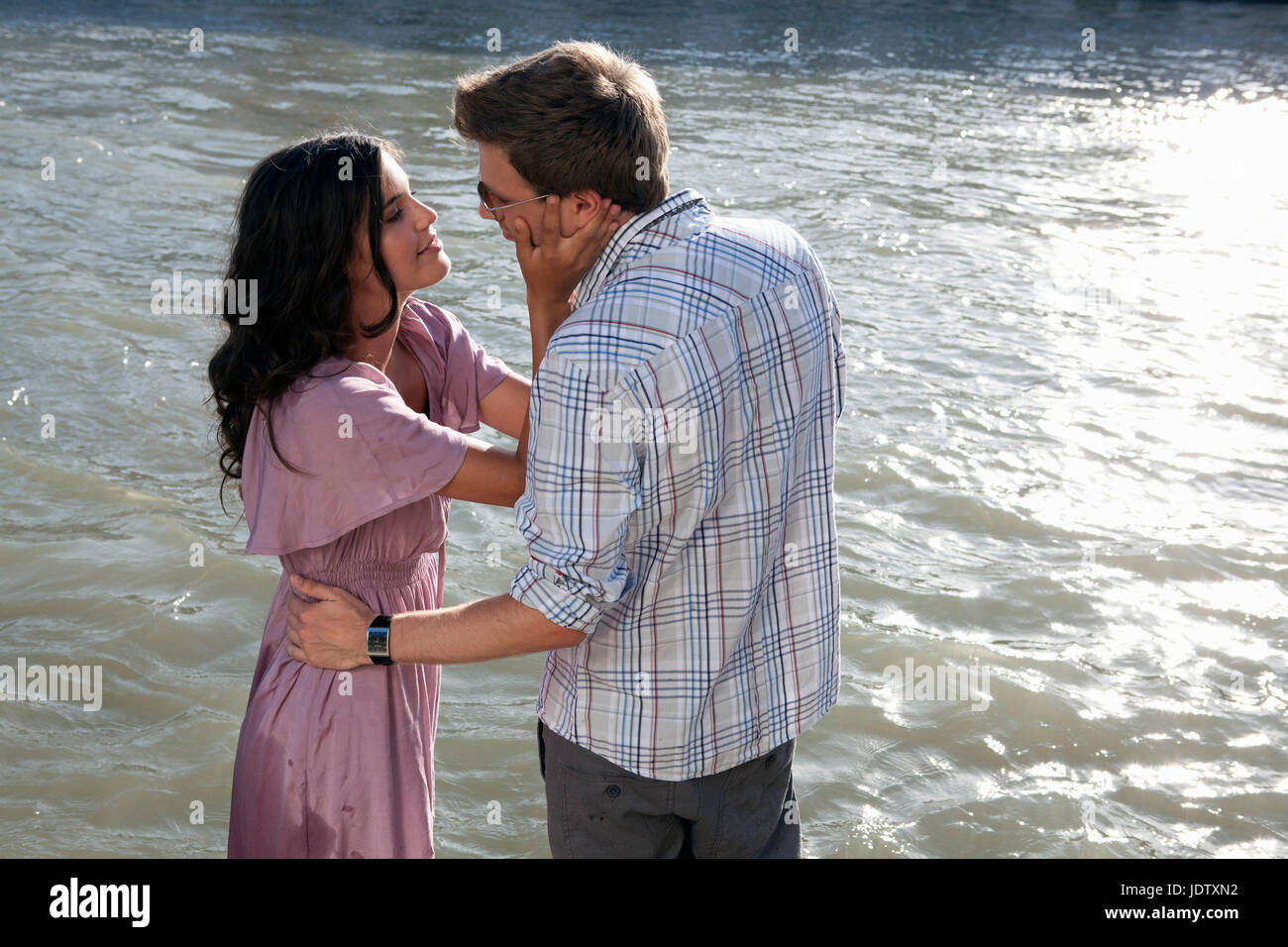 Paar küssen am Ufer Stockfoto