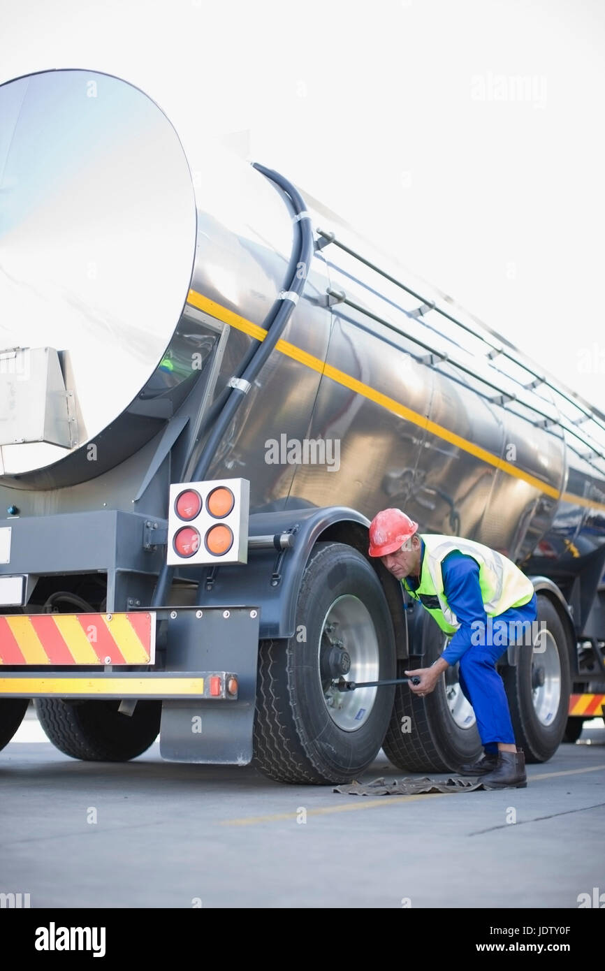 Arbeiter wechselnden Tanker-Lkw-Rad Stockfoto