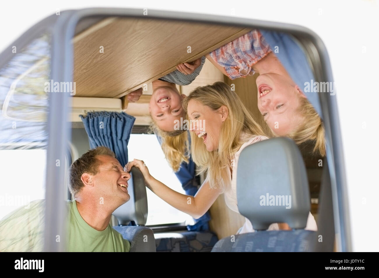 Familie lächelnd in Wohnmobil Stockfoto