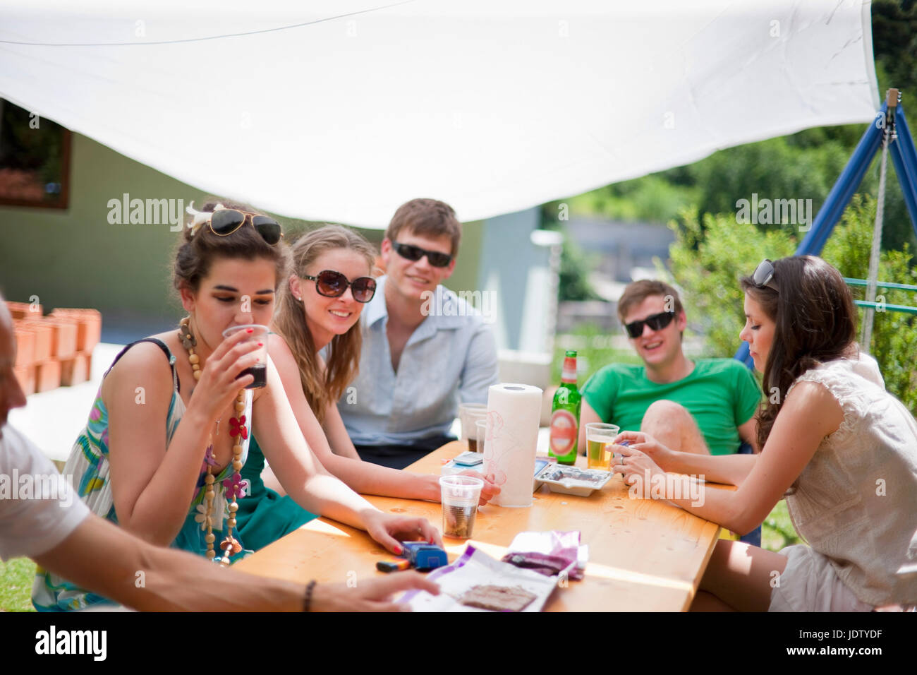 Familie am Tisch im freien sprechen Stockfoto