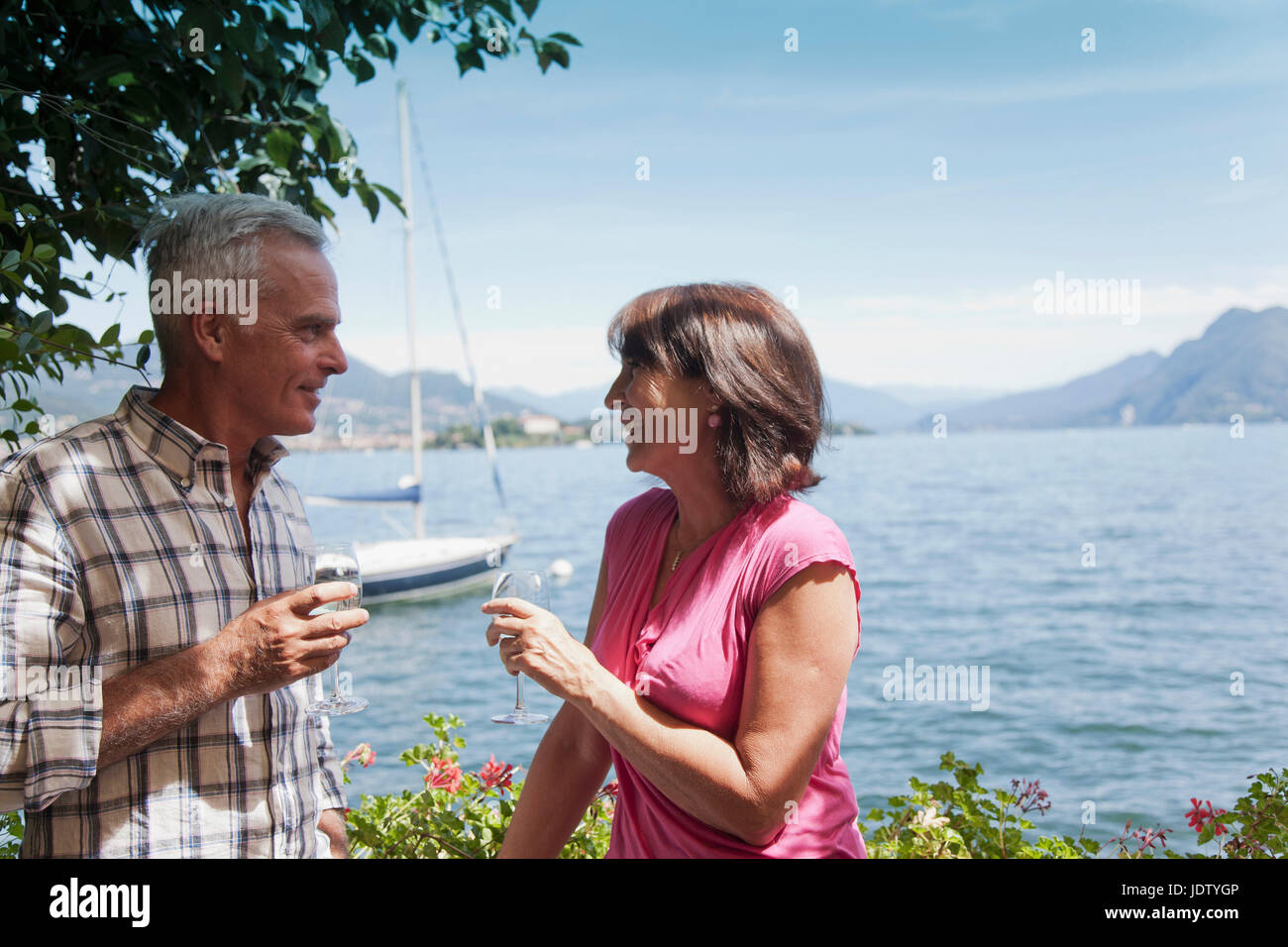 Älteres Ehepaar mit Wein See Stockfoto