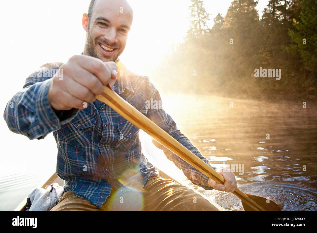 Mann in noch See rudern Kanu Stockfoto