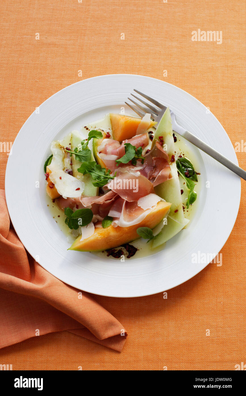 Teller mit Melone und Schinken Salat Stockfoto