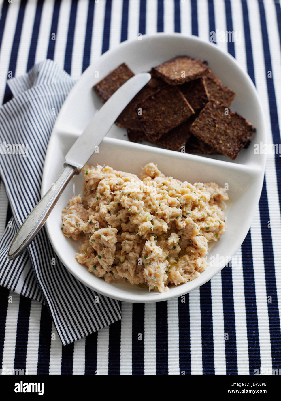 Platte mit Humus und Cracker Stockfoto