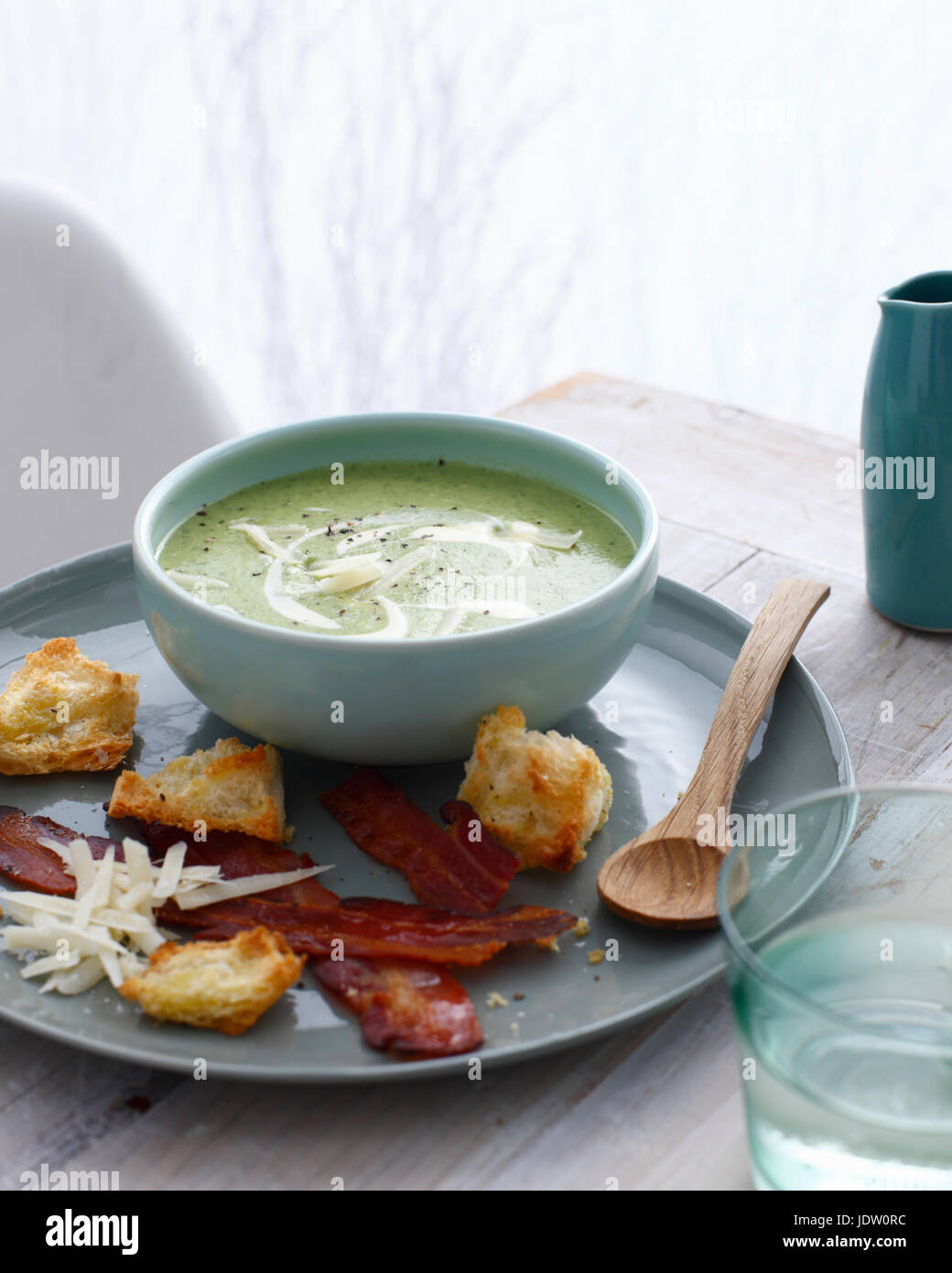 Caesar Salat Suppe mit croutons Stockfoto