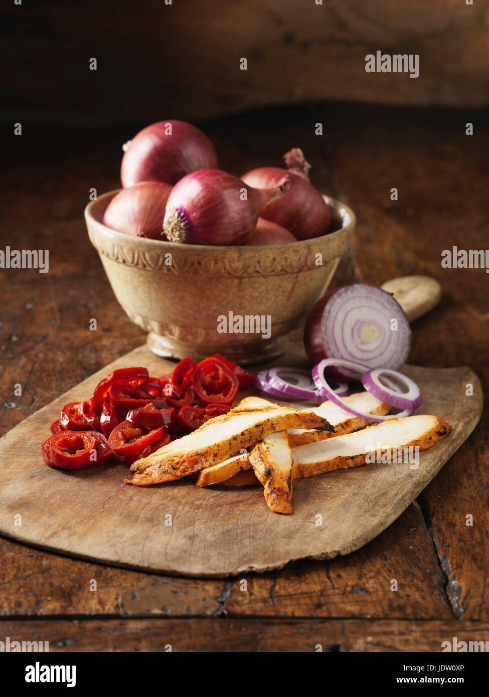 Platte mit Hähnchen, Zwiebeln und Paprika Stockfoto