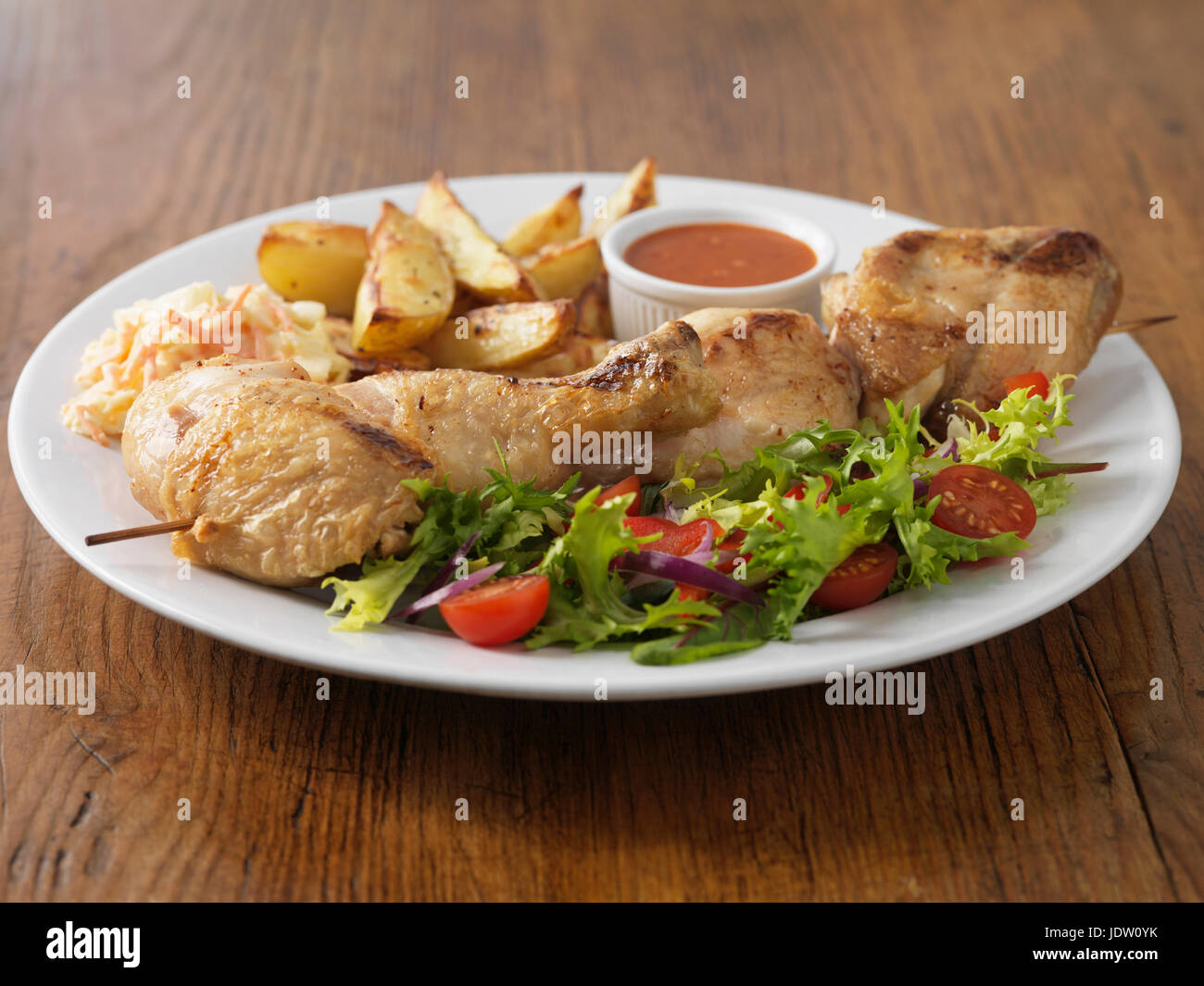 Teller mit Huhn mit Salat Stockfoto