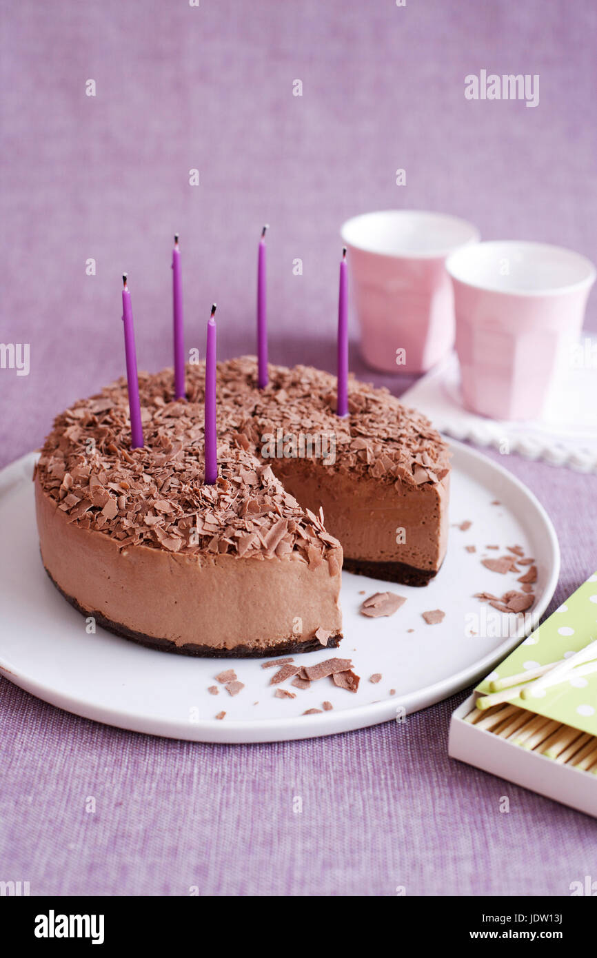 Mousse Torte mit Kerzen Stockfoto