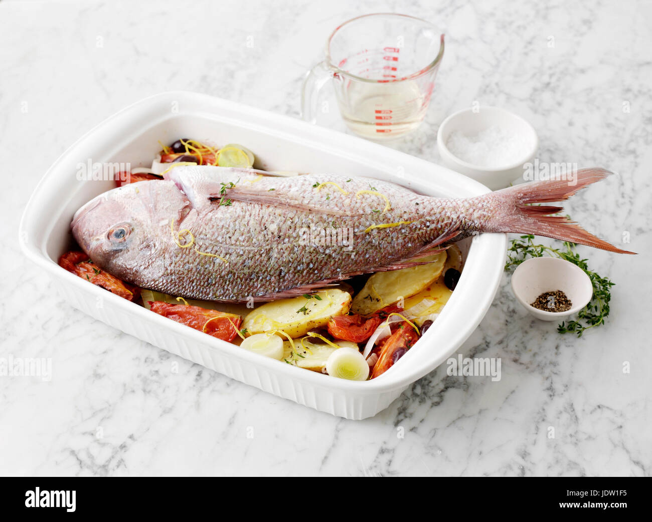 Gericht aus gebackenen Fisch mit Gemüse Stockfoto