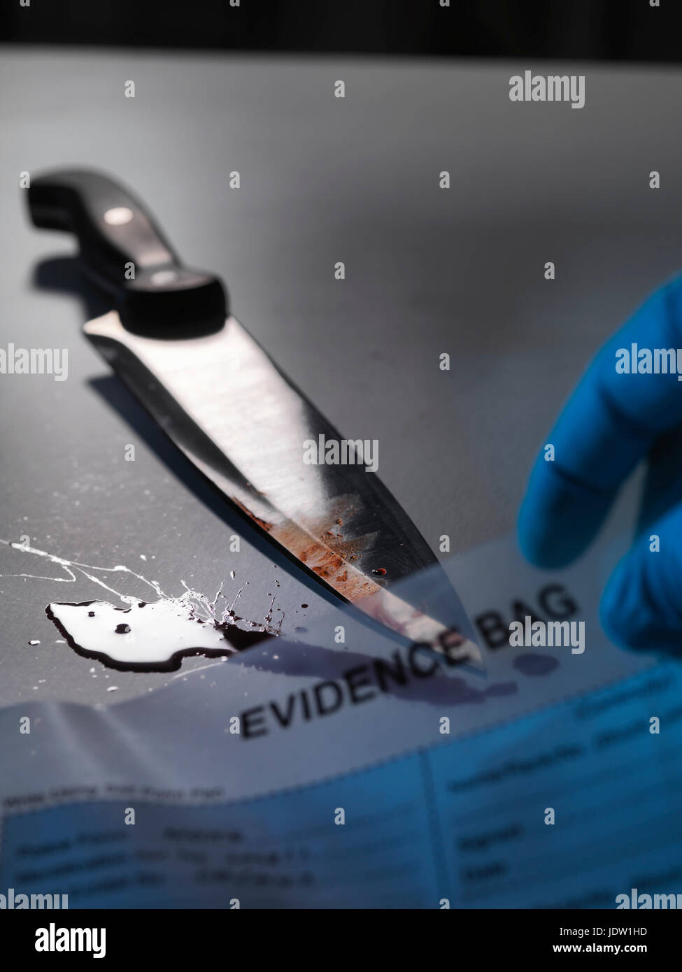 Blutiges Messer platziert in Beweise Tasche Stockfoto