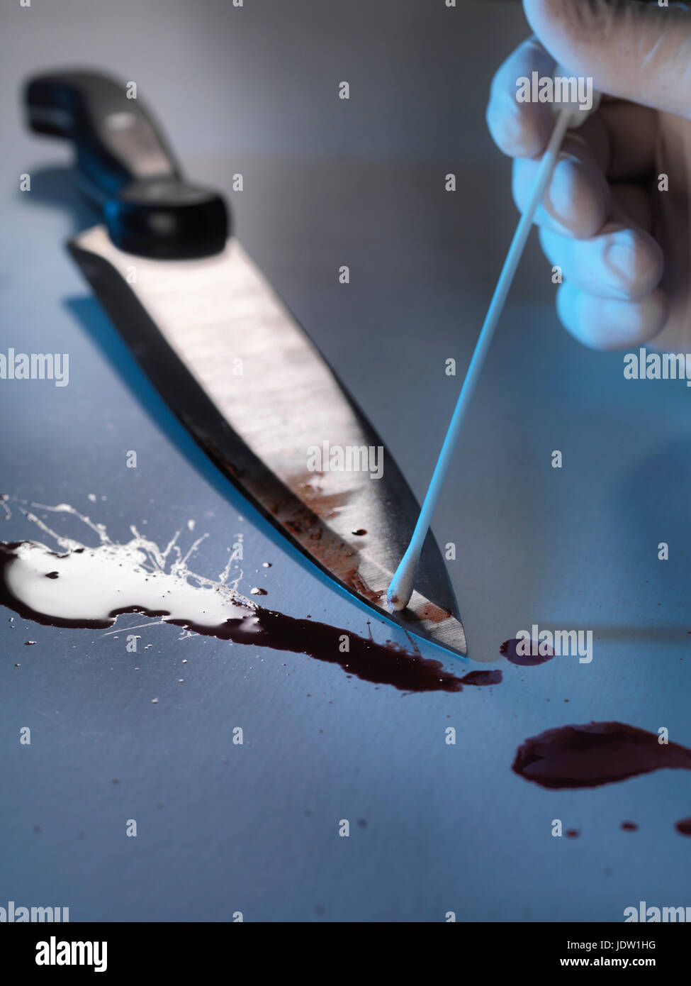 Wissenschaftler abtupfen blutiges Messer Stockfoto