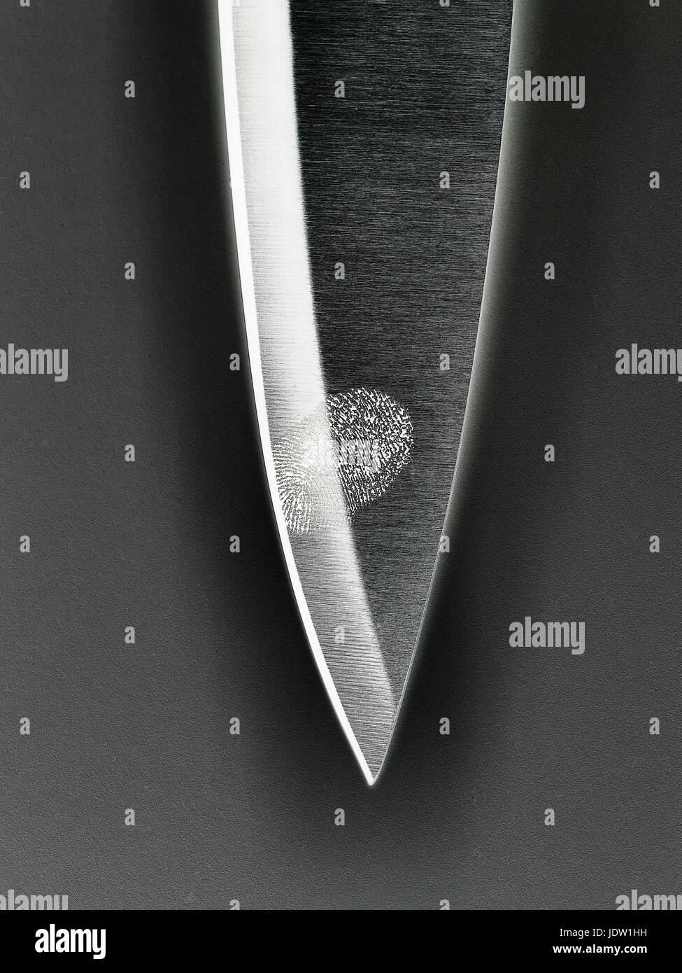 Nahaufnahme des Fingerabdrucks auf Messerklinge Stockfoto