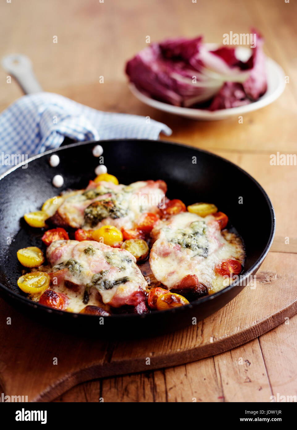 Pfanne mit Hühnerfleisch und Tomaten Stockfoto