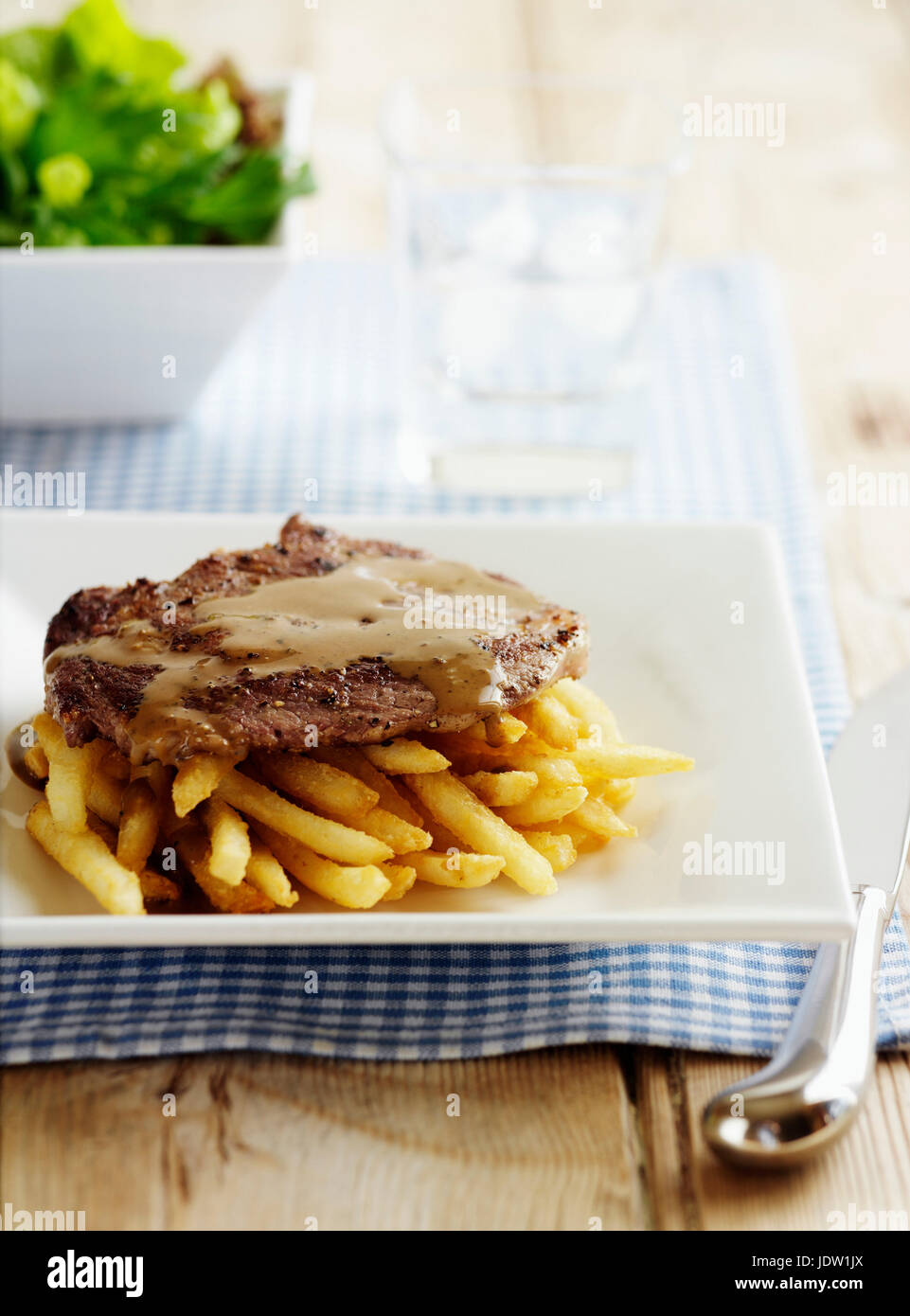 Teller mit Steak mit Pommes frites Stockfoto