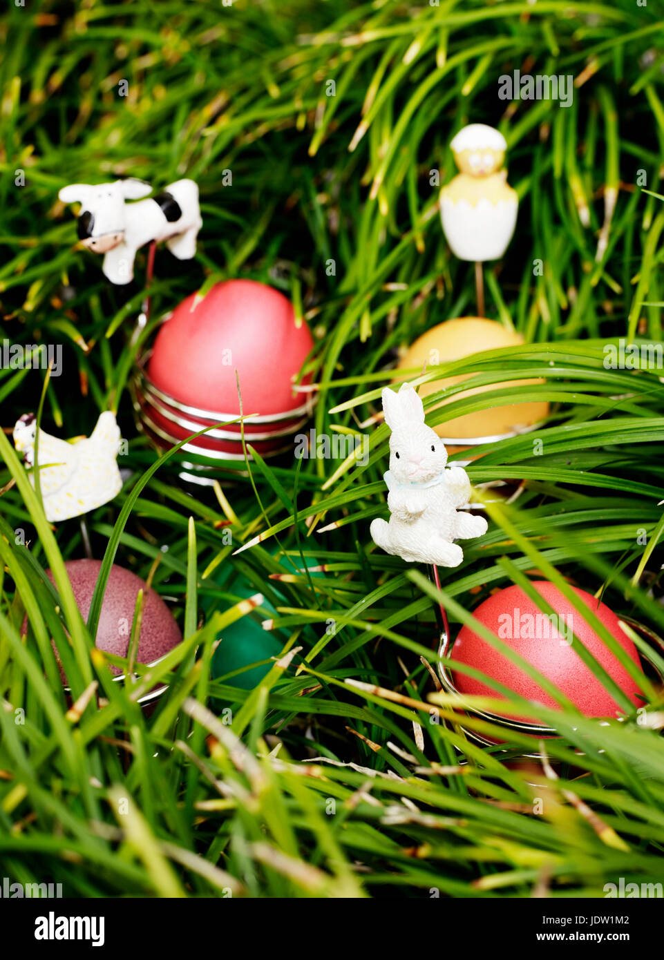 Eiern und Osterhasen im Rasen Stockfoto