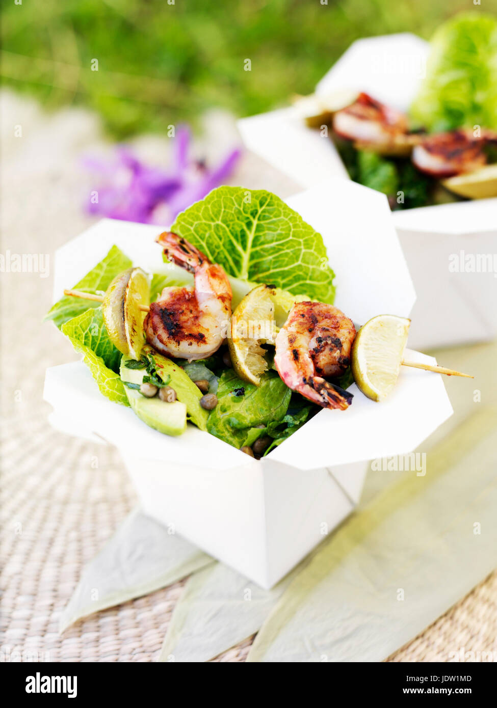 Garnelen mit Salat im Take away Boxen Stockfoto