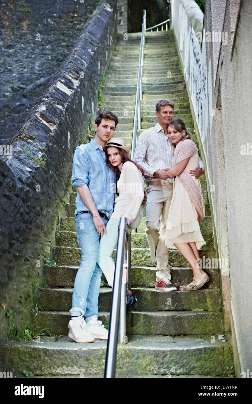 Freunde auf städtischen Schritte stehen Stockfoto