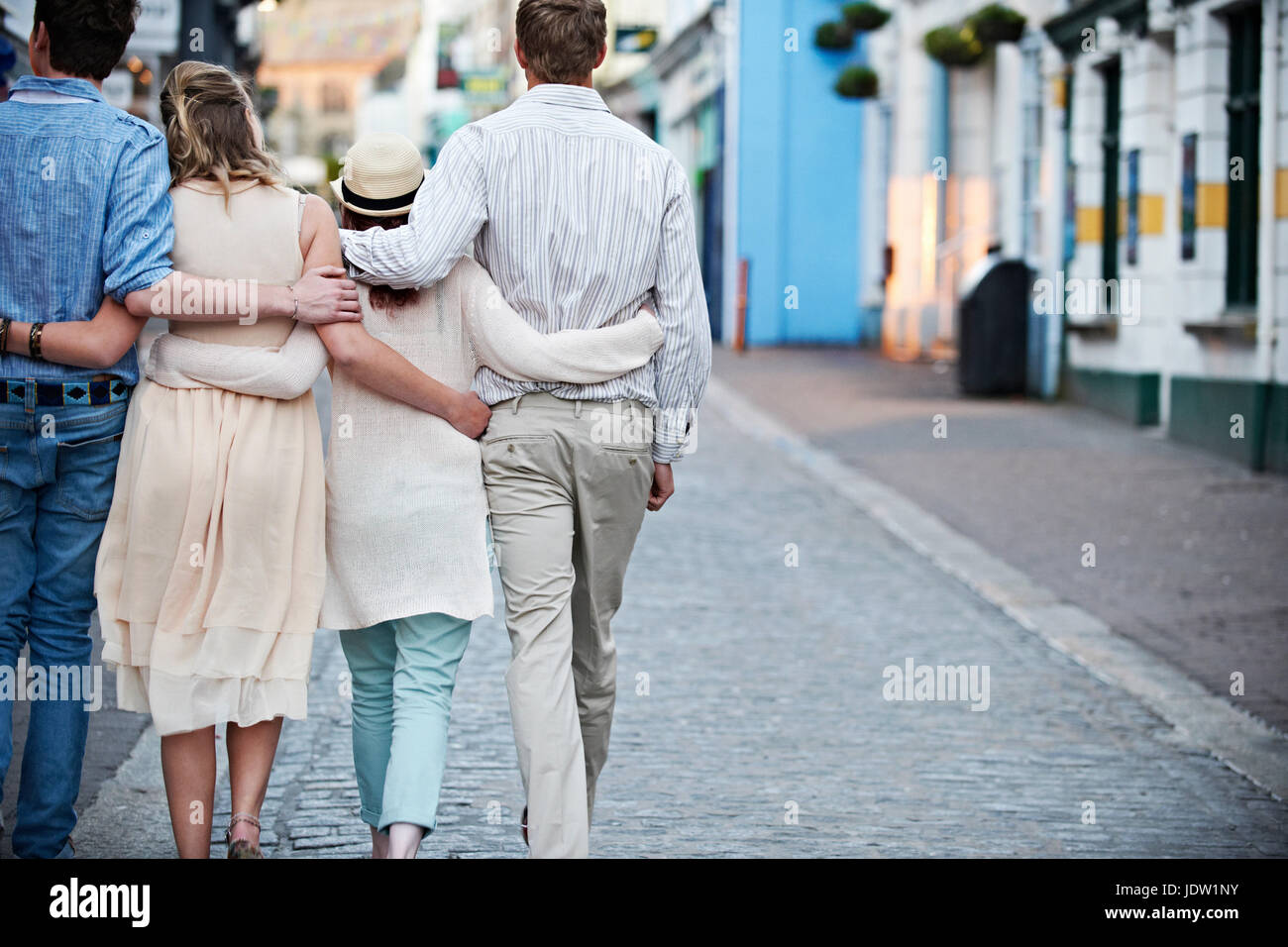Paare, die zusammen auf die Straße gehen Stockfoto