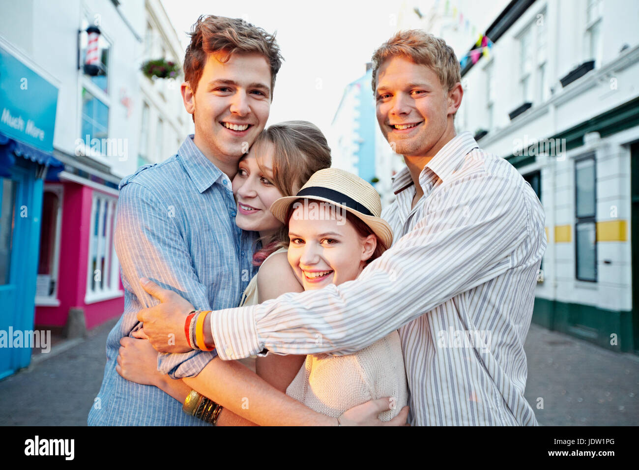 Paare auf Stadtstraße umarmt Stockfoto