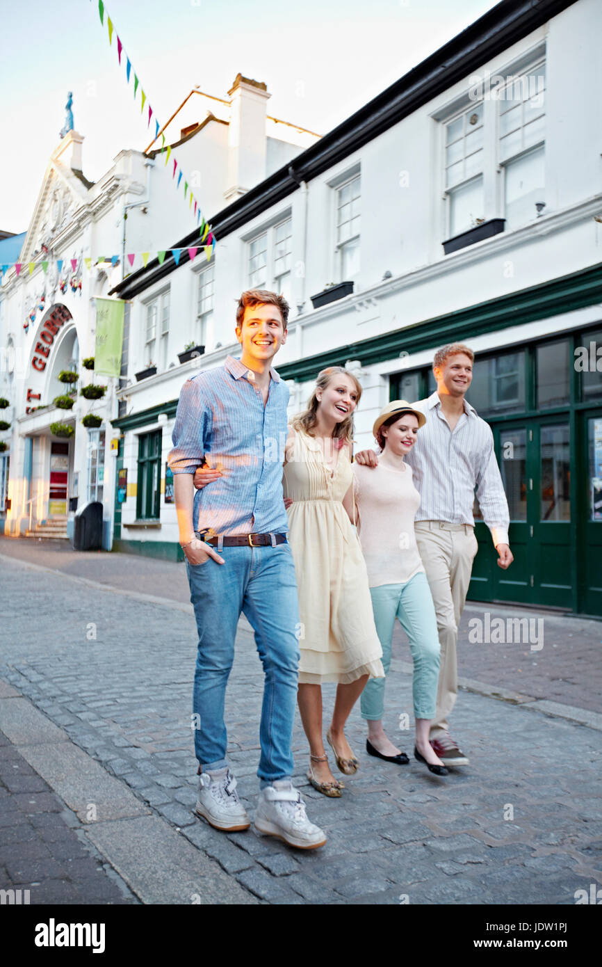 Paare, die zusammen auf die Straße gehen Stockfoto