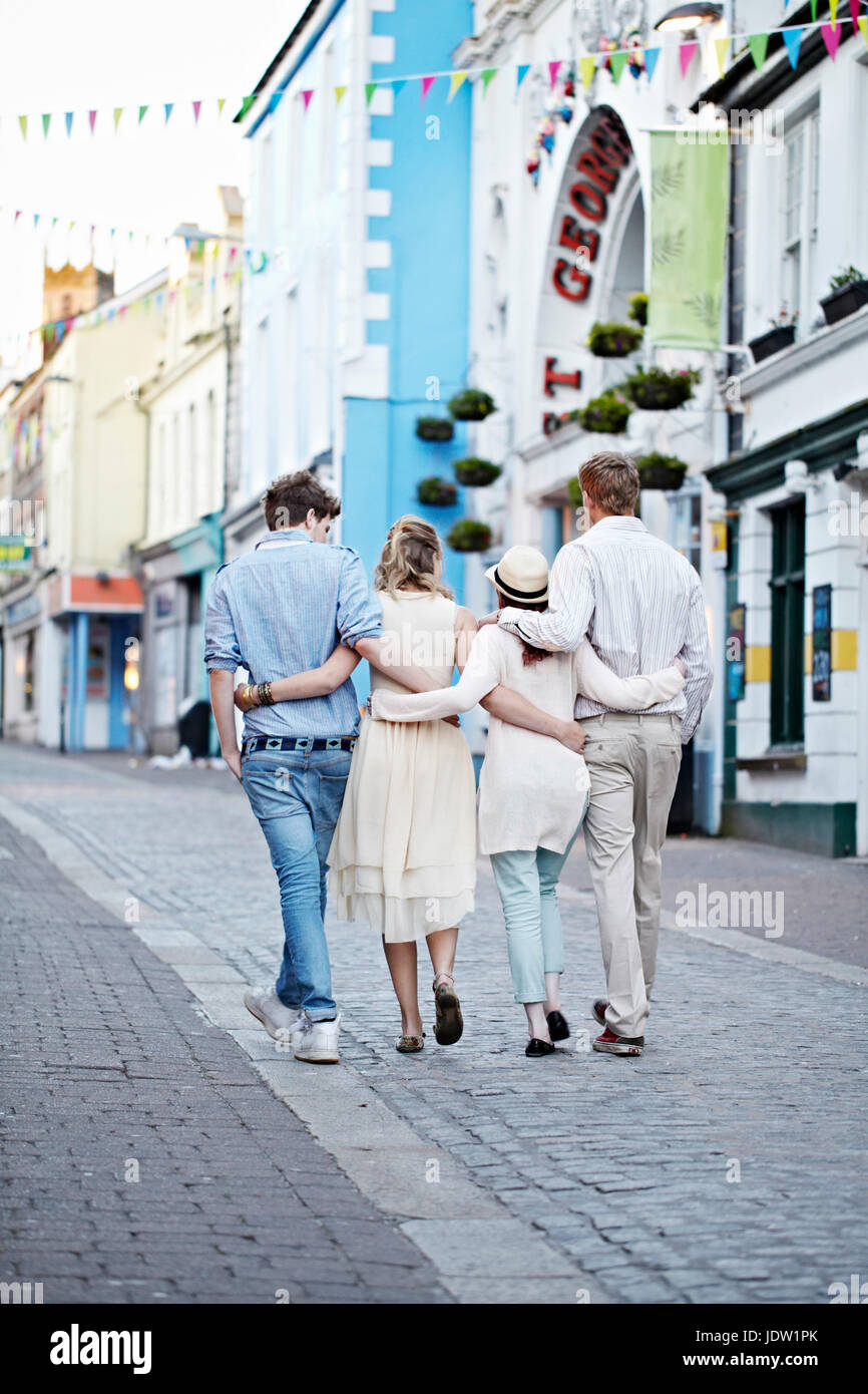 Paare, die zusammen auf die Straße gehen Stockfoto