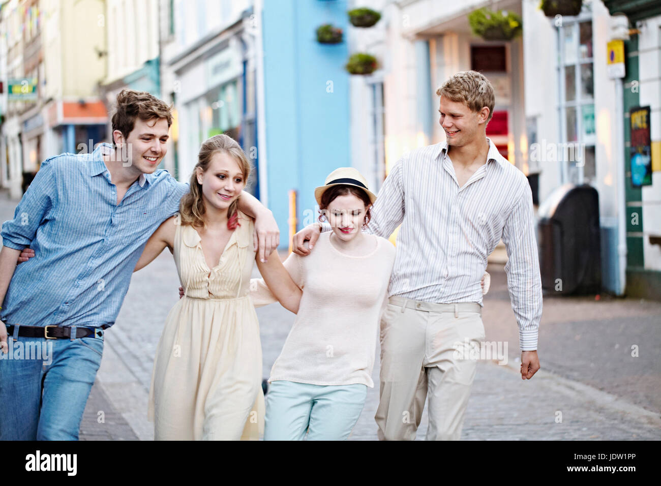 Paare, die zusammen auf die Straße gehen Stockfoto