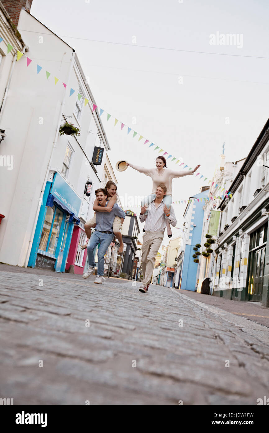 Paare, die zusammen auf die Straße gehen Stockfoto