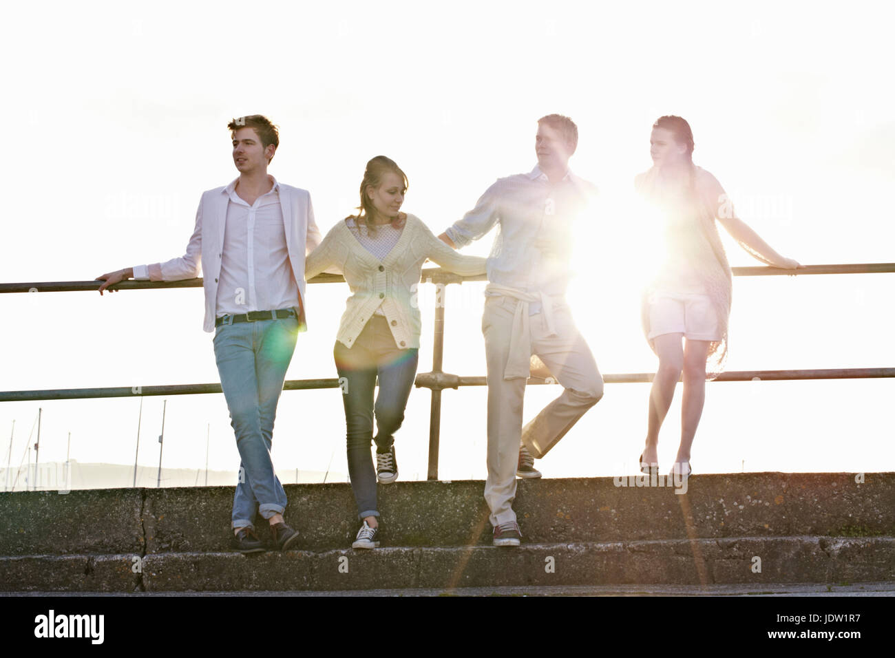 Paare, die am Geländer im Freien stehen Stockfoto
