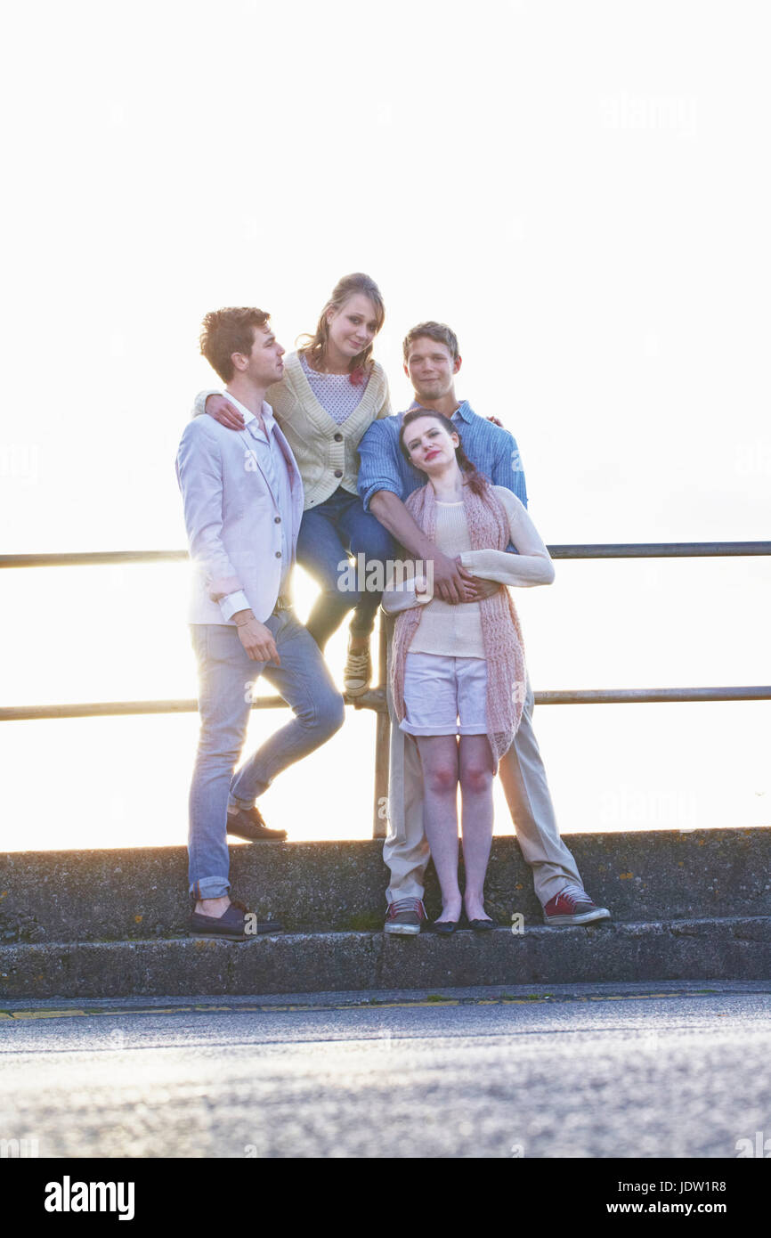 Paare, die am Geländer im Freien stehen Stockfoto