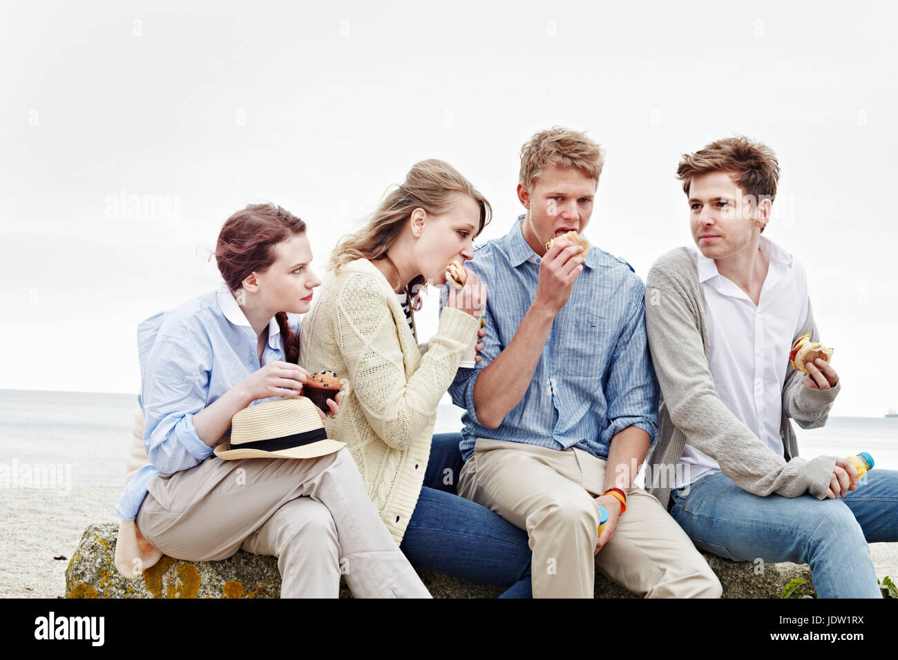 Freunde, Frühstück am Strand Stockfoto