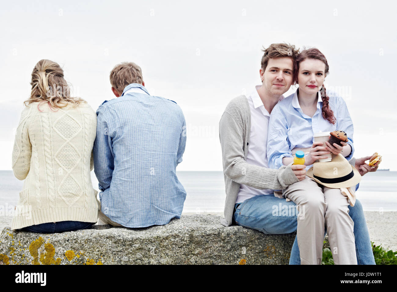 Paare beim Frühstück im freien Stockfoto