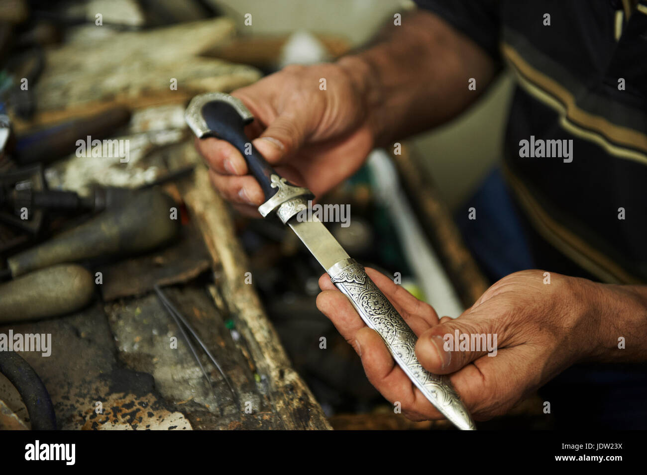 Artisan holding Carving Metall Stockfoto