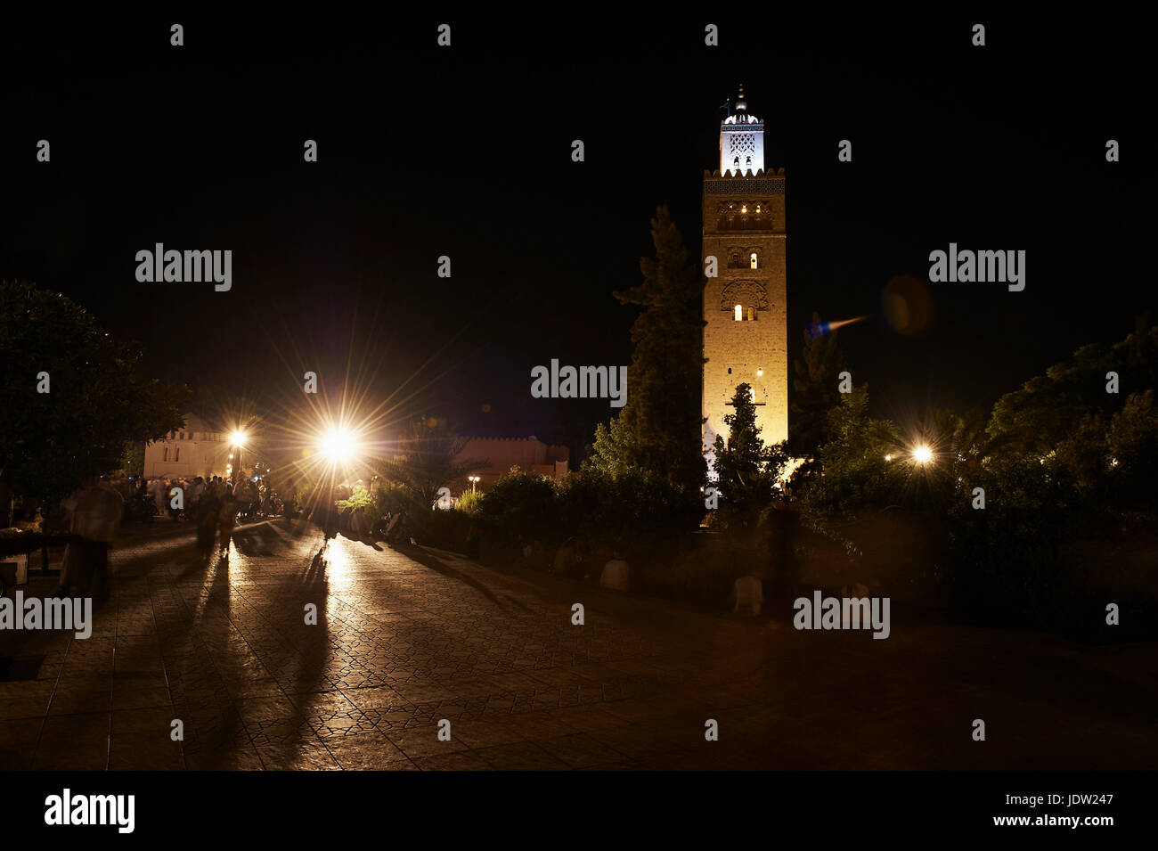 Städtische Uhrturm, die nachts beleuchtet Stockfoto