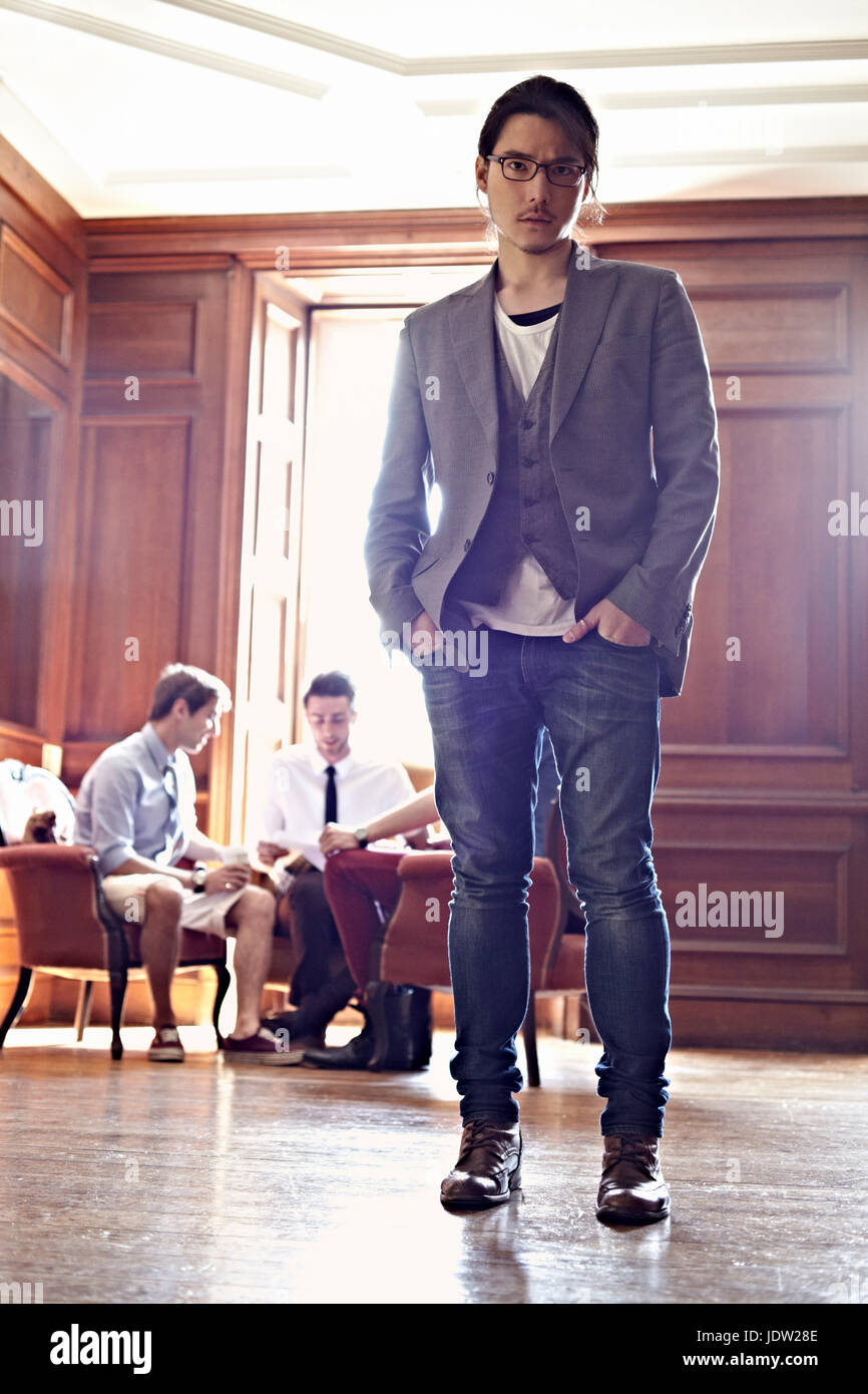 Geschäftsmann in reich verzierten Raum Stockfoto