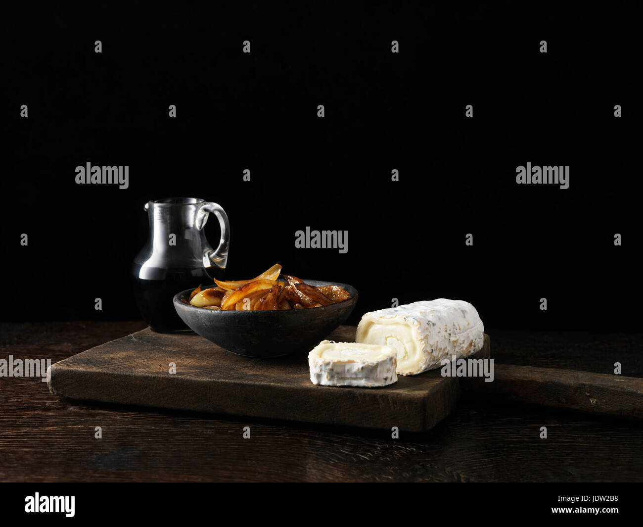 Zwiebeln, Käse und Wein an Bord Stockfoto