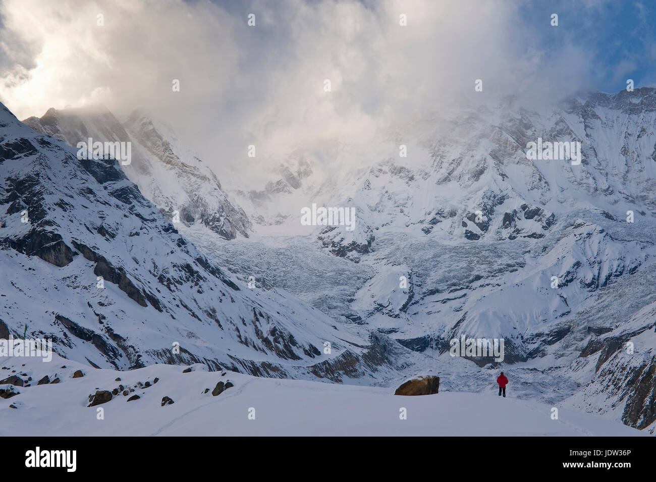 Wanderer im verschneiten Berglandschaft Stockfoto