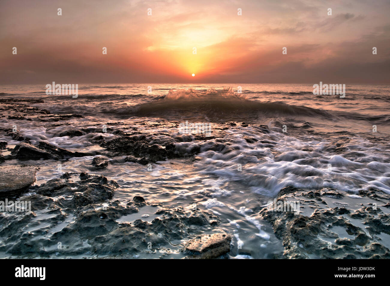 Wasser waschen über die Felsen am Strand Stockfoto