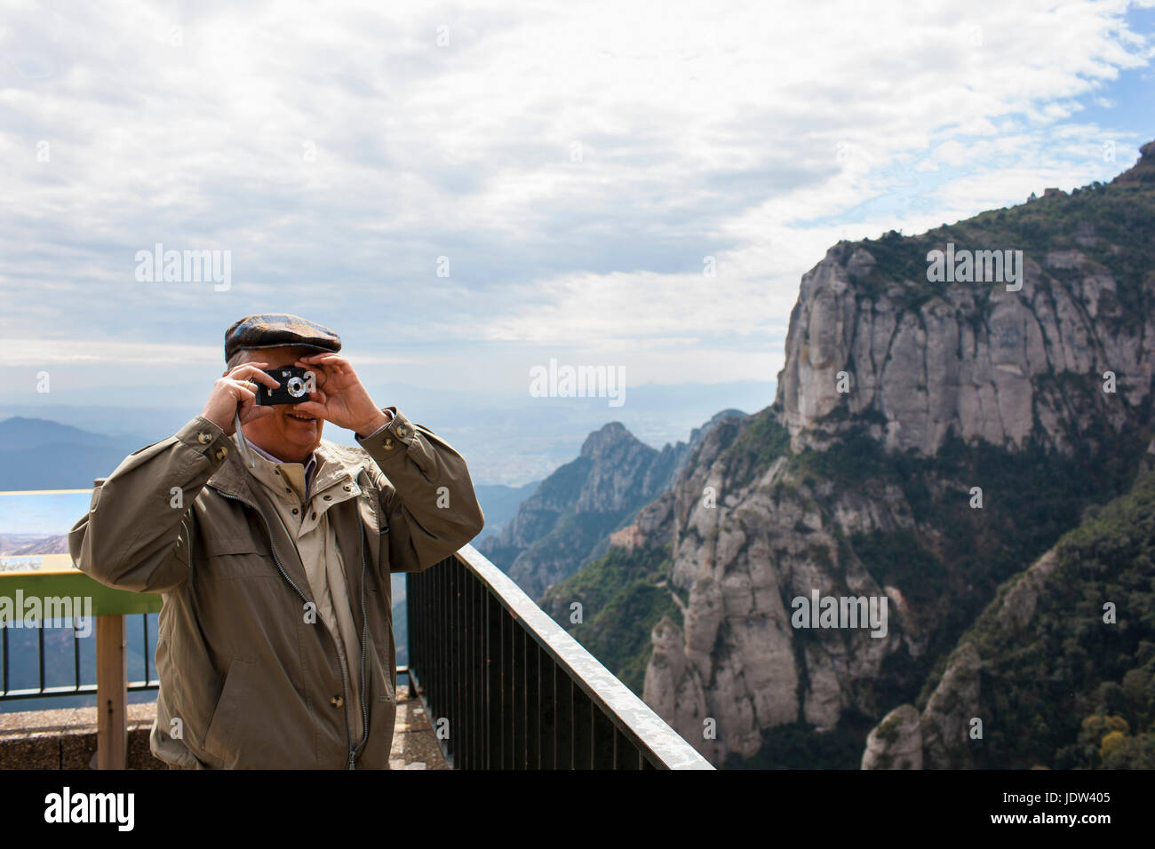 Mann, der ein Bild auf Balkon in Santa Maria de Montserrat, Katalonien, Spanien Stockfoto