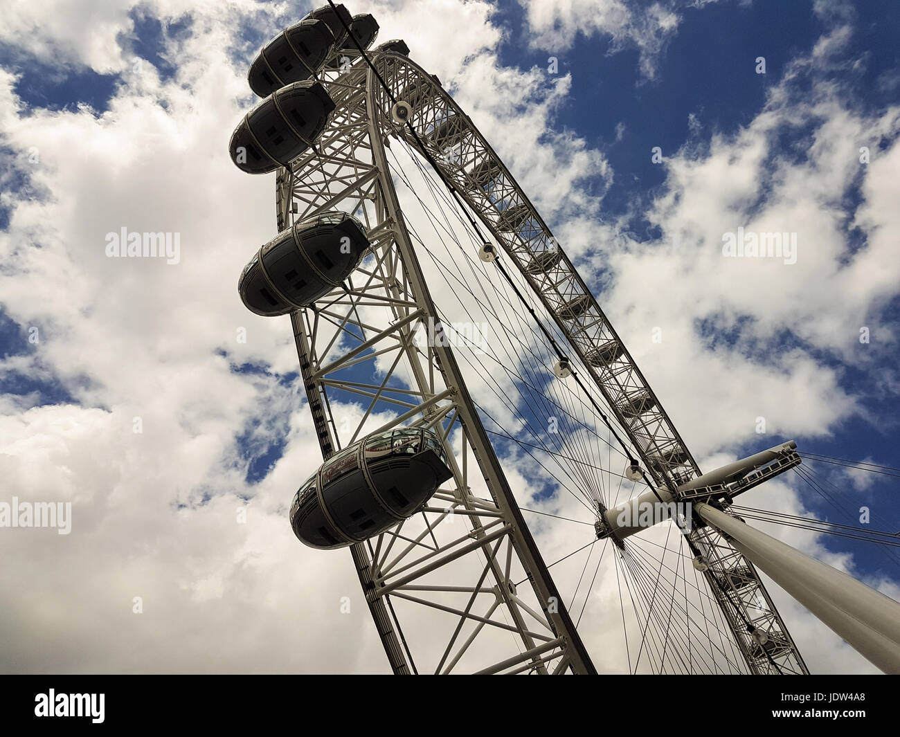London, UK - 15. Juni 2017: Detail des London Eye (London, UK). Millenium Eye ist der weltweit größte Rad, 135 Meter hoch und 120 Meter breit in diam Stockfoto