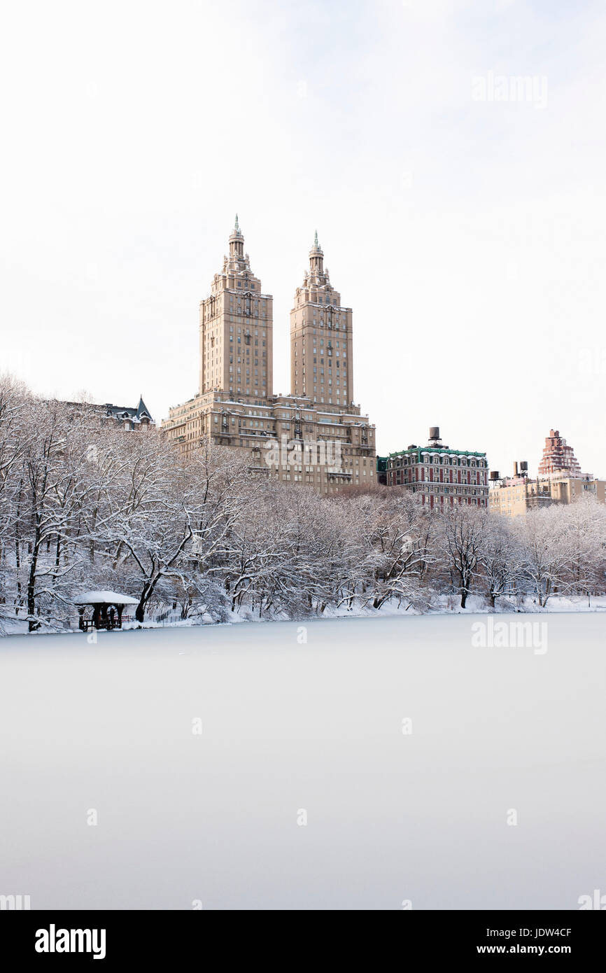 Blick auf die San Remo Gebäude vom Central Park-See im Winter, Manhattan, New York City, USA Stockfoto