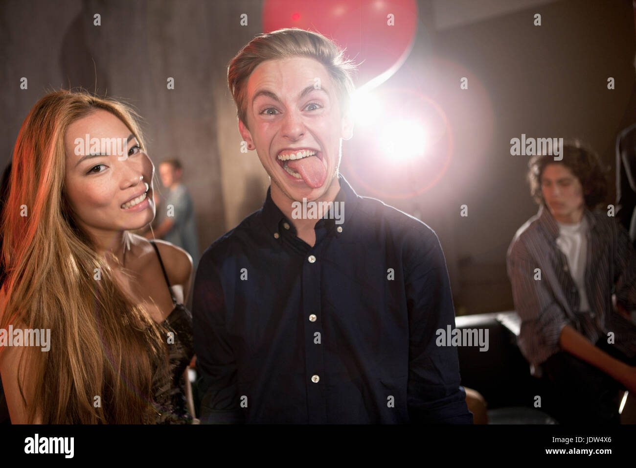 Paar im Nachtclub Menschen Zunge Stockfoto