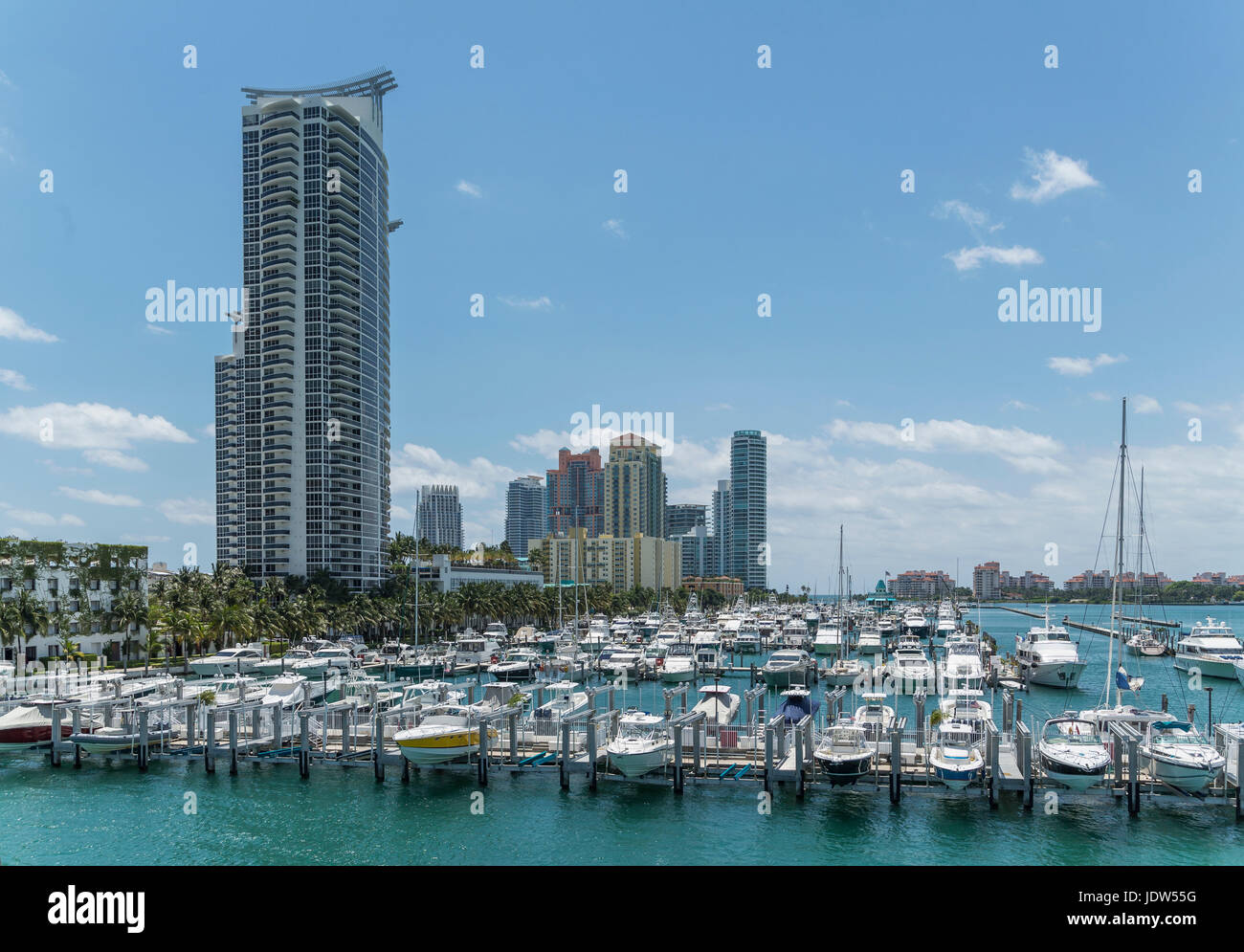 Ankern Yachten und Eigentumswohnungen in Miami Beach South Pointe, Florida, USA Stockfoto