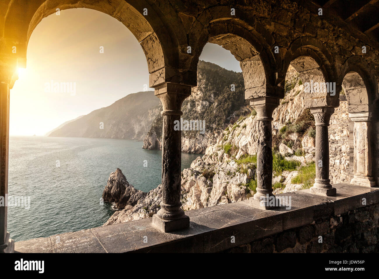 Meer, angesehen durch Bögen, Portovenere, Cinque Terre, Ligurien, Italien Stockfoto